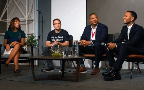 Robin Thede、Stewart Butterfield、Kenyatta Leal 和 John Legend 在座谈会期间一起坐在台上，宣布下一章计划。